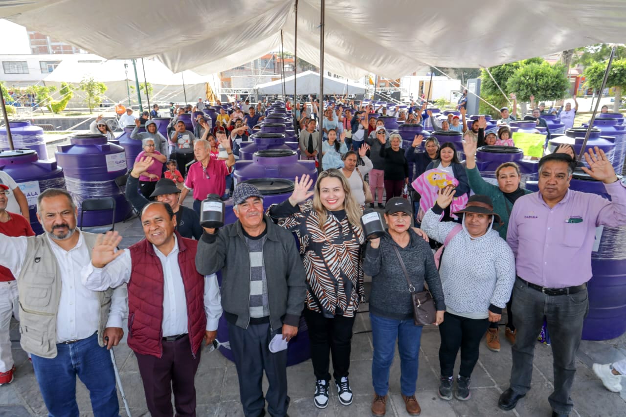 Entrega Blanca Angulo 100 tinacos para fortalecer el bienestar de las familias de Chiautempan